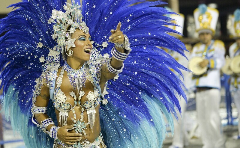 Eine Sambatänzerin weist beim Karneval in Rio de Janeiro den Weg in die Zukunft