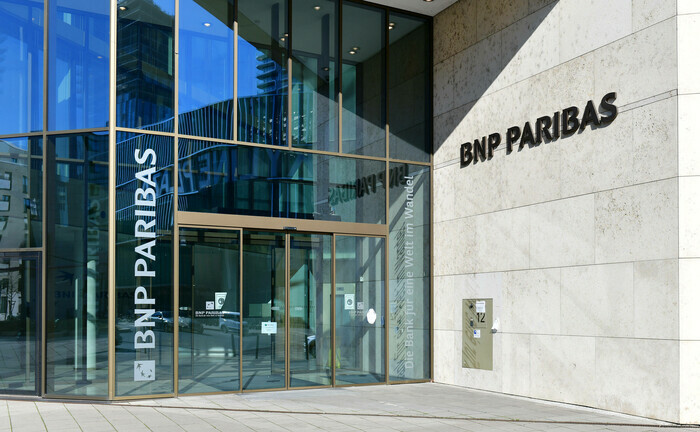 Eingang zur Niederlassung der BNP Paribas in Frankfurt