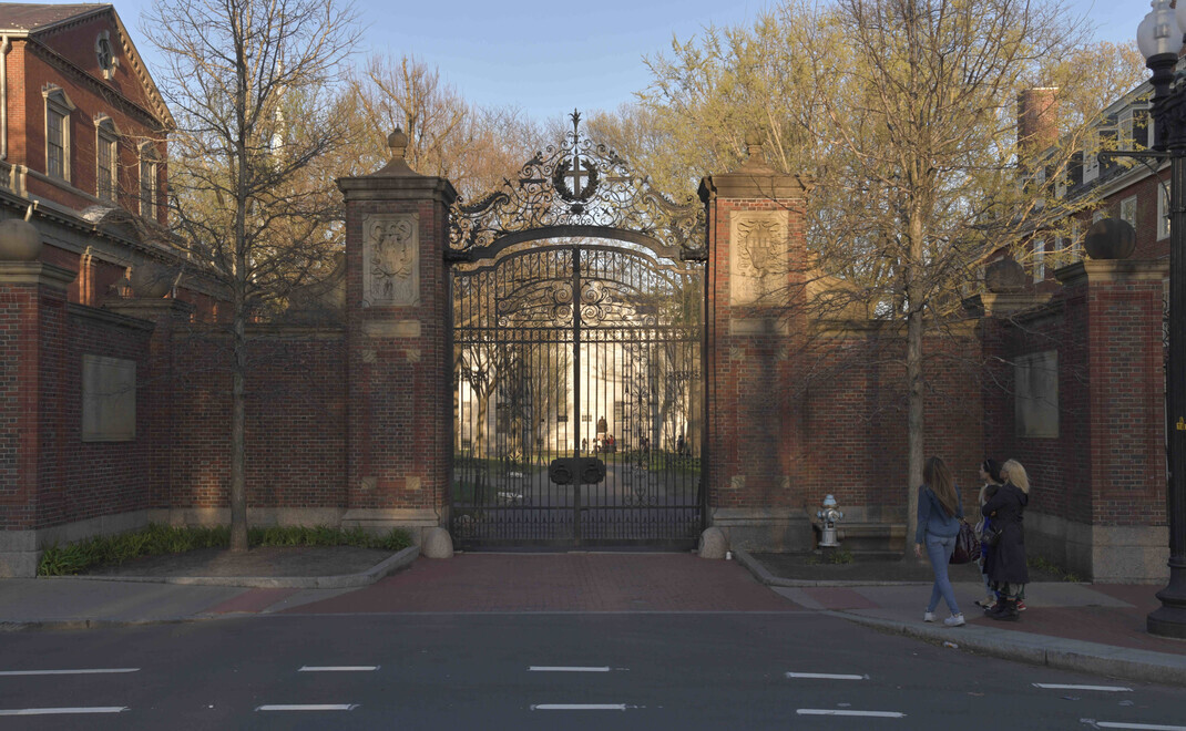 Eingangstor der Harvard-Universität am Harvard Square mit historischer Architektur