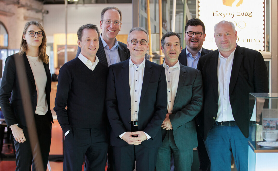 Es diskutierten über Reporting und Controlling (von links): Volontärin BenitaRathjen, Kai Linde von Qplix, Ludwig Holle von Finaplus, Christian Stadtmüller von HQ Trust, Christian Horn vom Deutsche Oppenheim Family Office, der leitende Redakteur Thorben