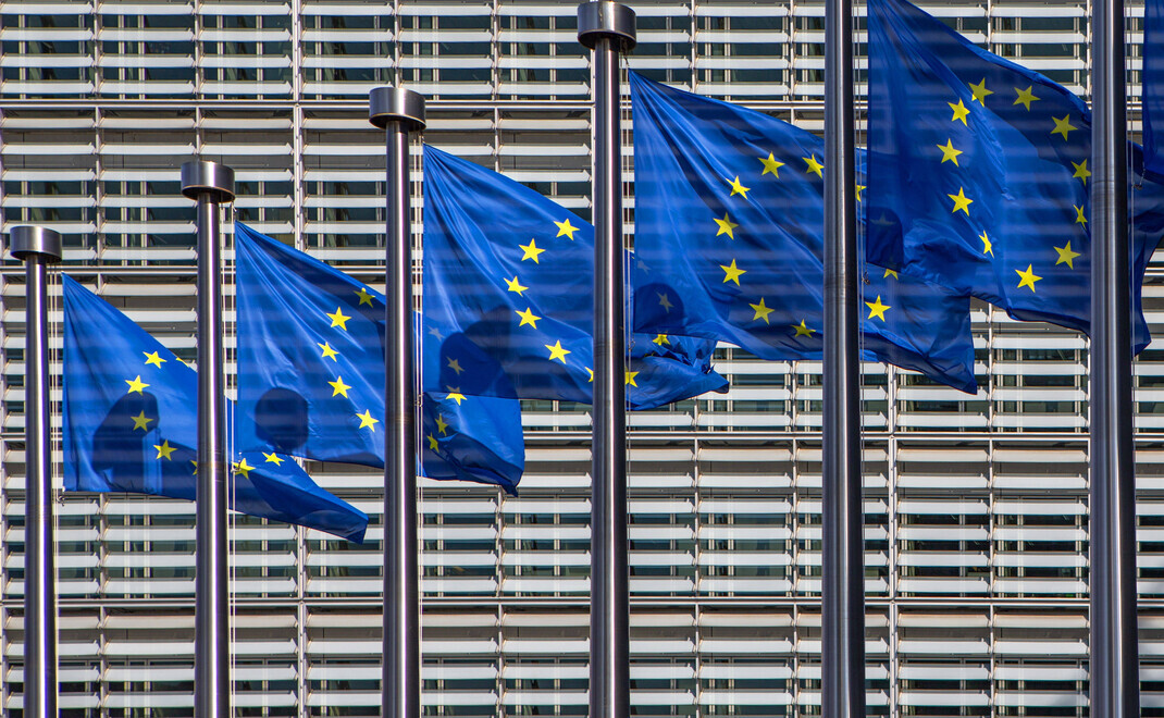 Europa-Flaggen vor dem Berlaymont-Gebäude in Brüssel: Hier hat auch die Europäische Kommission ihren Sitz, in dessen Auftrag die Esma derzeit Marktteilnehmer zum Research Unbundeling befragt. | © Imago Images / Manngold