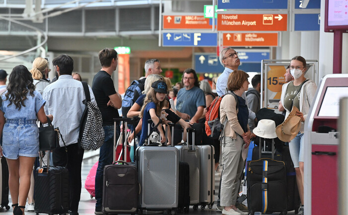 Fehlendes Flughafenpersonal beeinträchtigt das Geschäftsmodell der Luftfahrtbranche: Candriam hat sich insbesondere auch Unternehmen aus dem Freizeitsektor im Hinblick auf ESG-Kriterien näher angesehen. | © Imago Images / Sven Simon