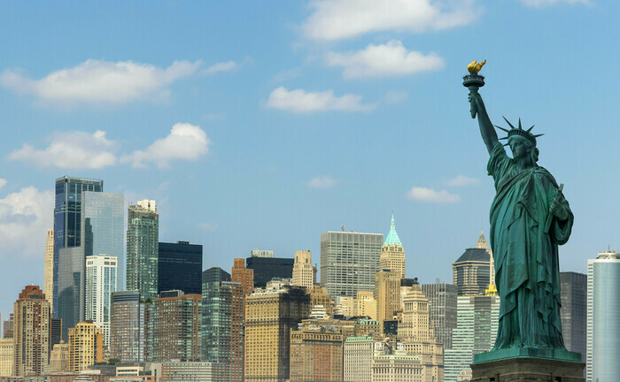 Freiheitsstatue und Skyline von New York