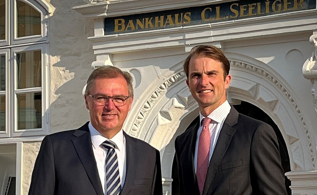 Abschied nach 23 Jahren: Friedrich-Carl Heidebroek (links), persönlich haftender Gesellschafter des Bankhaus C. L. Seeliger, geht in den Ruhestand. Cosimo von Dungern wird sein Nachfolger. | © Bankhaus Seeliger