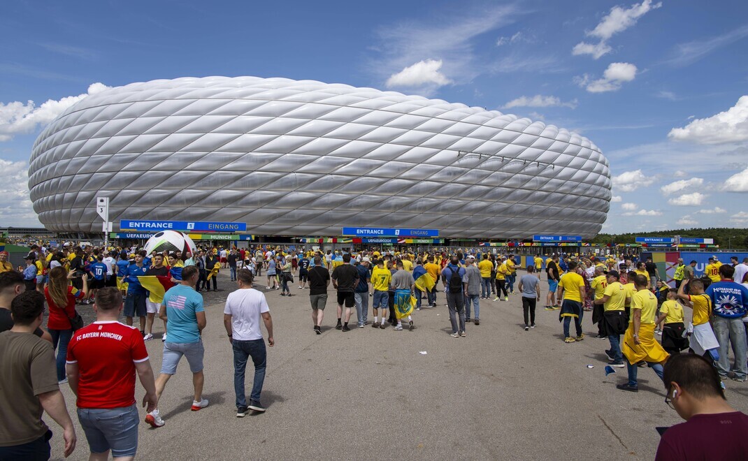 Fußballfans vor der Allianz-Arena in München: Während bei der Europameisterschaft noch der Sieger ermittelt wird, kommen fünf Sieger des Vermögensverwalter-Rankings von "Capital" aus der bayerischen Landeshauptstadt.