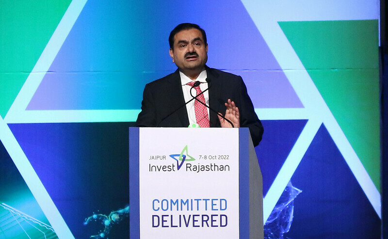 „Commited Delivered“, entspricht wohl kaum der Realität. Gautam Adani während einer indischen Investment-Konferenz. | © Imago / Nur Photo