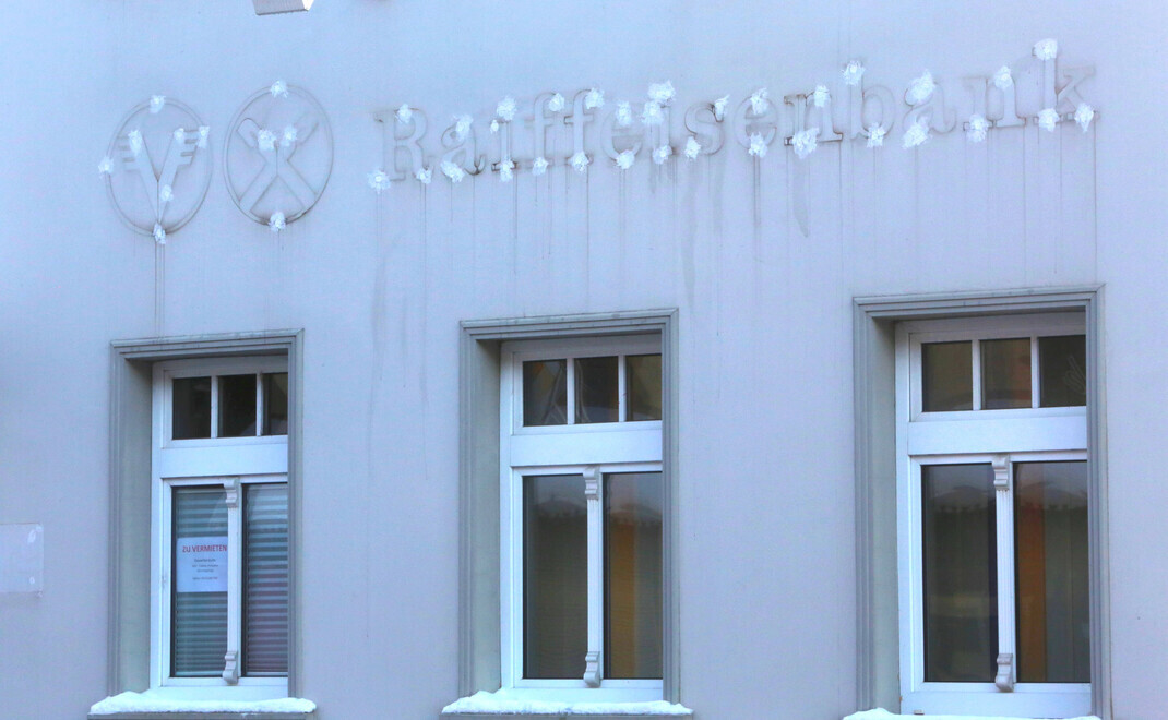 Geschlossene Filiale einer Volks- und Raiffeisenbank.