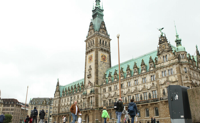 Rathausmarkt Hamburg, Blick auf das Rathaus bei grauem Wetter.