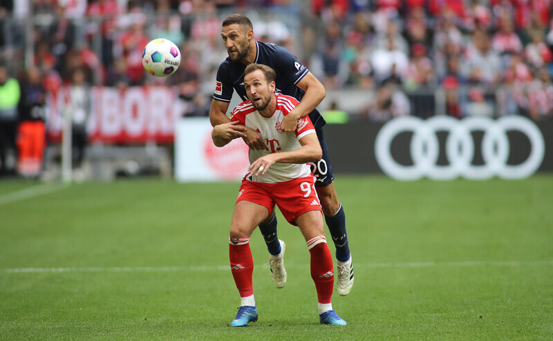 Harry Kane vom FC Bayern München (vorne) im Zweikampf mit einem Bochum-Spieler