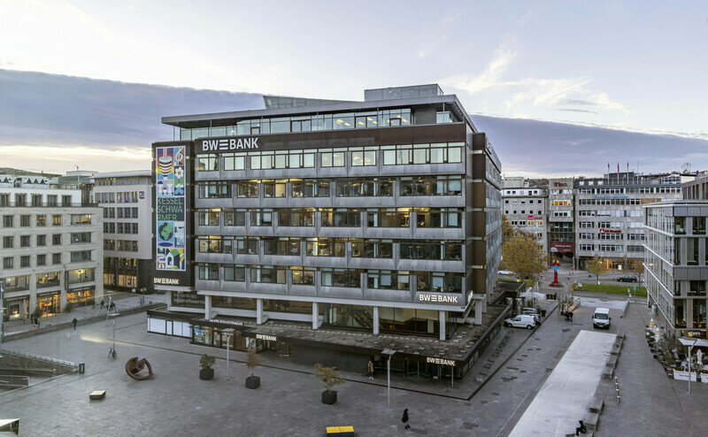 Hauptsitz der BW-Bank am Kleinen Schlossplatz in Stuttgart: Das Institut stellt sich im Vermögenskunden- und Wealth Management neu auf. | © imago images/Arnulf Hettrich