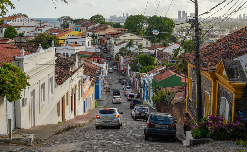 Hochhäuser-Skyline der Millionen-Metropole Recife im brasilianischen Bundesstaat Pernambuco: Brasilien und Chile könnten noch im Verlauf des Sommers damit beginnen, ihre Leitzinsen zu senken. | © Imago Images / Pond5