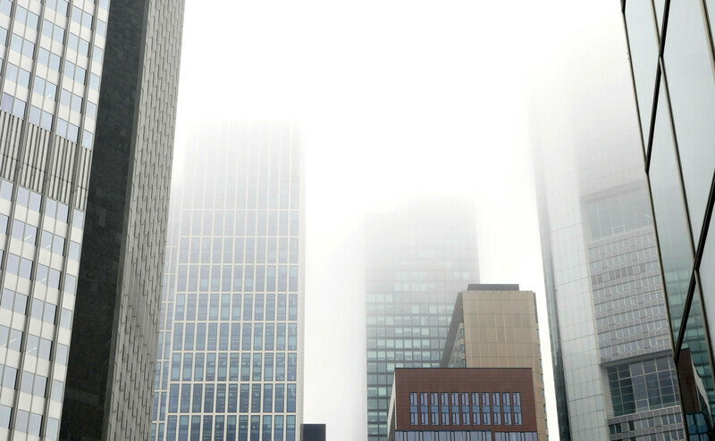 Hochhäuser verschwinden im Nebel im Frankfurter Bankenviertel