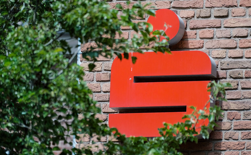 Logo der Sparkassen: Die Sparkasse Märkisches Sauerland Hemer-Menden hat einen neuen Vorstand für das Private Banking. | © Imago Images/Michael Gstettenbauer
