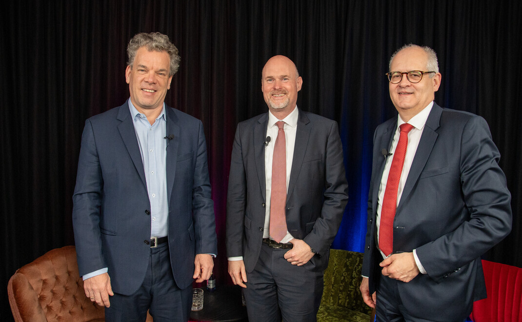 Malte Dreher, Herausgeber des private banking magazin (links), Christian Jasperneite, Chief Investment Officer bei der Privatbank Warburg & CO (mitte) und Carsten Klude, Chefvolkswirt und Leiter Private Assets bei der Privatbank Warburg & CO