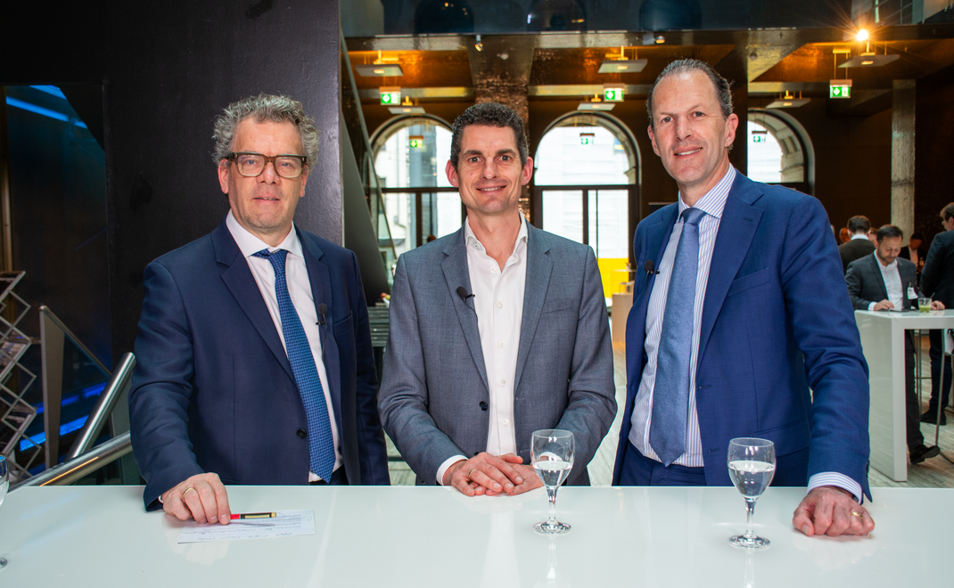 Malte Dreher, Herausgeber des private banking magazin (links), Rick Den Hartog, Portfoliomanager (mitte) und Jeroen Potma, Investment-Direktor von Loomis, Sayles & Company