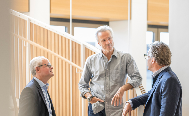 Malte Dreher (rechts) im Interview mit Hannes Jaenicke und Michael Hepers (links) | © Sascha Mannel