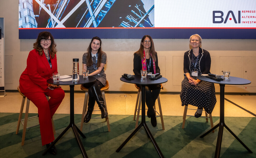 Manuela Fröhlich von den Fondsfrauen, diskutierte mit Nedelina Lazarova von HQ Trust, Nadine Fugert von Adams Street Partners und Alexandra Graf von der ALH Versicherungsgruppe (v.l.) über den bestmöglichen Aufbau eines diversifizierten Portfolios. | © BAI