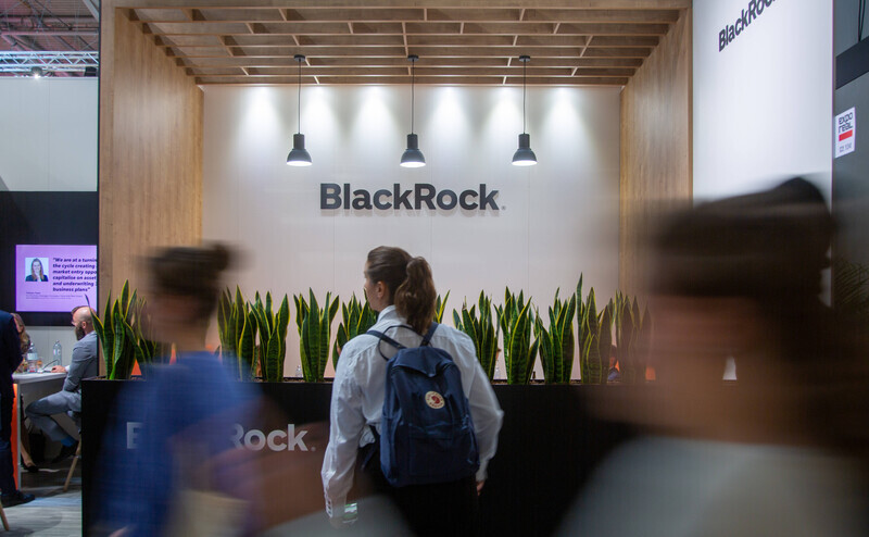 Messestand von Blackrock: Der US-Vermögensverwalter kauft den Infrastruktur-Experten GIP. | © Imago Images / aal photo