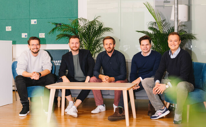 Mitarbeiter der LBBW mit ihren neuen Kollegen von Seedbox und Fintogether: Dennis Dickmann (Seedbox), Pascal Tischler (LBBW), Kai Kölsch (Seedbox), Dominik Schütz (Fintogether) und Tim Klopsch (LBBW, v. l. n. r.). | © LBBW