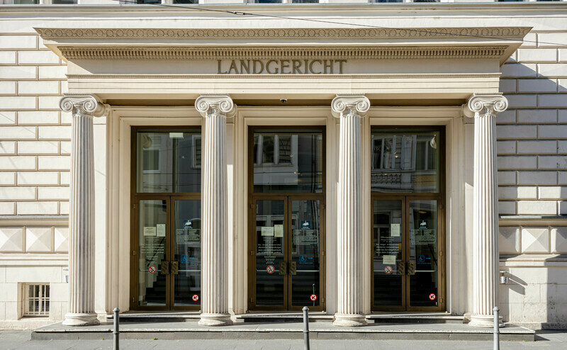 Pforte des Landgerichts Bonn: Cum-Ex-Schlüsselfigur Hanno Berger wurde hier verurteilt. | © Imago Images / Marc John