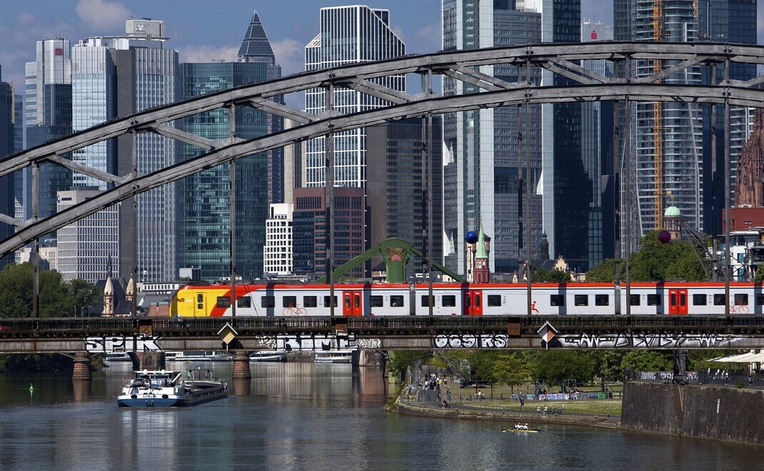 Regionalbahn überquert den Main vor der Skyline Frankfurts