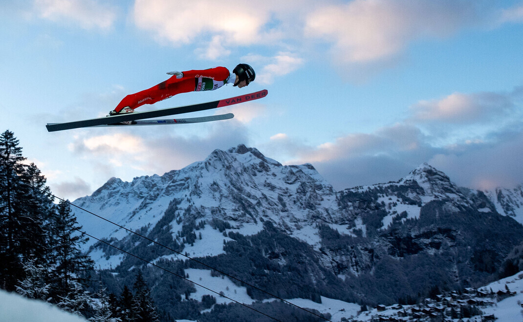 Der Schweizer Sandro Hauswirth beim Skispringen in Engelberg vor dem Alpenpanorama