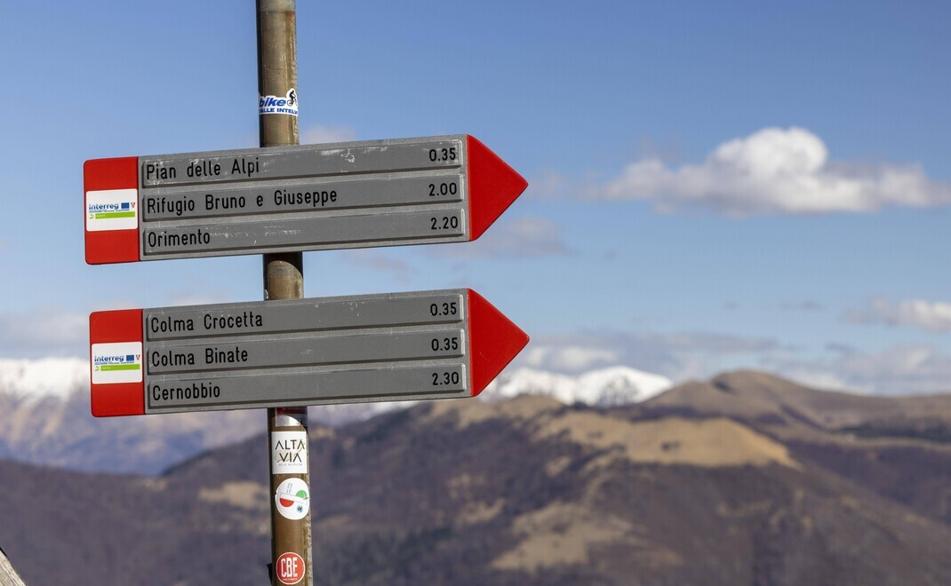 Schilder in den Schweizer Bergen: Um sich und anderen Schweizer Single Family Offices eine Richtung vorzugeben, können sich die Single Family Offices auch eine Selbstregulierung vorstellen.