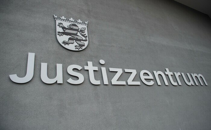 Schriftzug am Justizzentrum in Wiesbaden