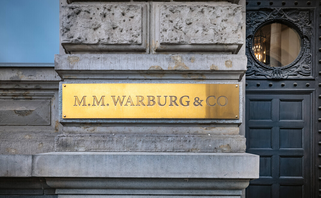 Schriftzug der Warburg Bank am Hauptsitz in Hamburg: Der Verkaufsprozess für die Bank ist pausiert.