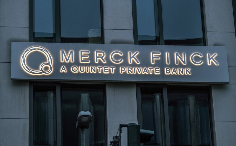 Schriftzug von Merck Finck über der Niederlassung in Düsseldorf