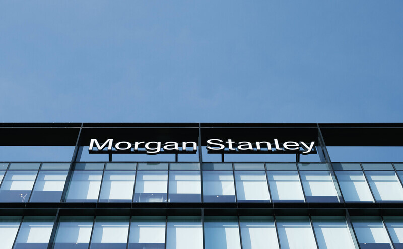 Schriftzug von Morgan Stanley auf einem Gebäude