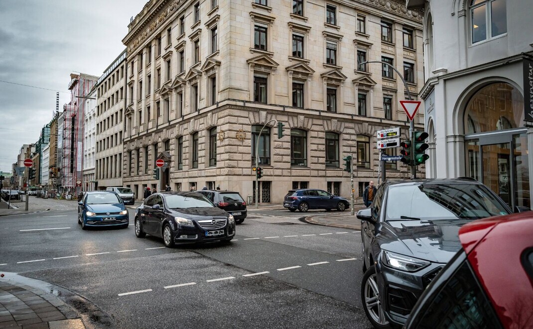 Sitz der Hamburger Warburg-Bank: Über eine Änderung der Eigentumsverhältnisse wird seit Monaten spekuliert. 