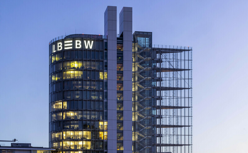 Sitz der LBBW in Stuttgart: Die Bafin hat für die Bank eine Strafe festgesetzt. | © Imago Images / Arnulf Hettrich