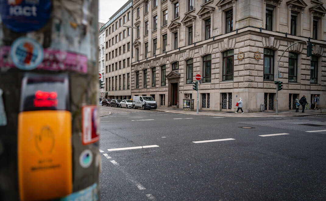 Sitz der M.M. Warburg & CO in Hamburg: Laut einem Medienbericht erwägen die Anteilseigner der Bank einen Verkauf.  | © Imago Images/Jürgen Ritter