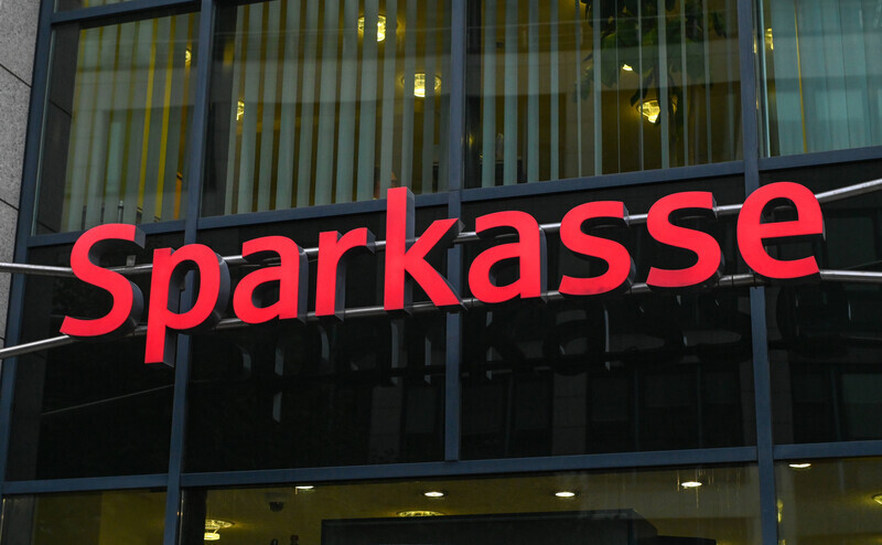 Sparkassen-Logo auf einer Fassage: Über Bison WMS können angebundene Sparkassen künftig auch Produkte von Natixis Investment Managers Kunden anbieten. | © Imago Images / EHL Media