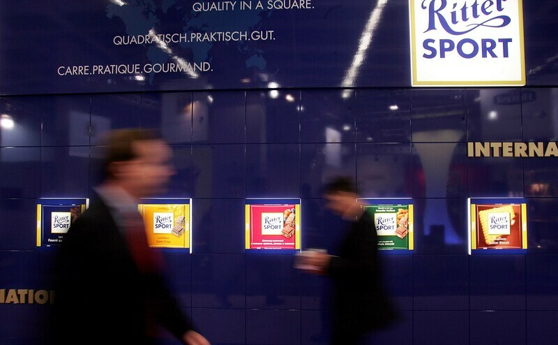 Stand von Ritter Sport auf einer Süßwarenmesse: Der 1912 gegründete Schokoladenhersteller sucht einen Senior Manager für das Treasury. | © Imago Images / Adhoc / Lukas Coch