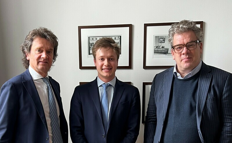 Stefan (l.) und Julius Böttcher (M.) sprachen mit Malte Dreher, Herausgeber des private banking magazins. | © private banking magazin