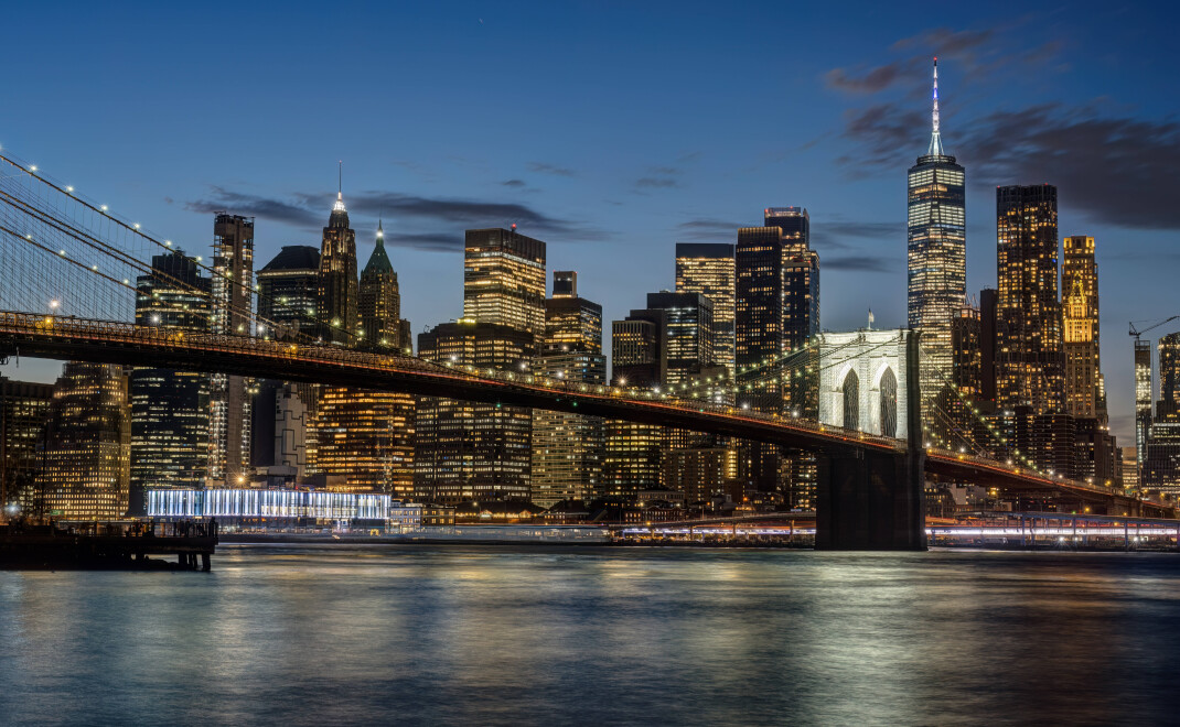 Blick auf Brooklyn Bridge und Skyline von Manhattan: New York ist der Hauptsitz von Alti Global