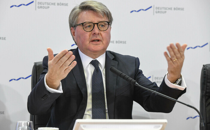 Theodor Weimer auf einer Pressekonferenz