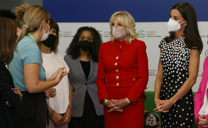 US-Präsidentengattin Jill Biden und Spaniens Königin Letizia (v.r.) zu Besuch bei der Asociación Española Contra el Cáncer (AECC)