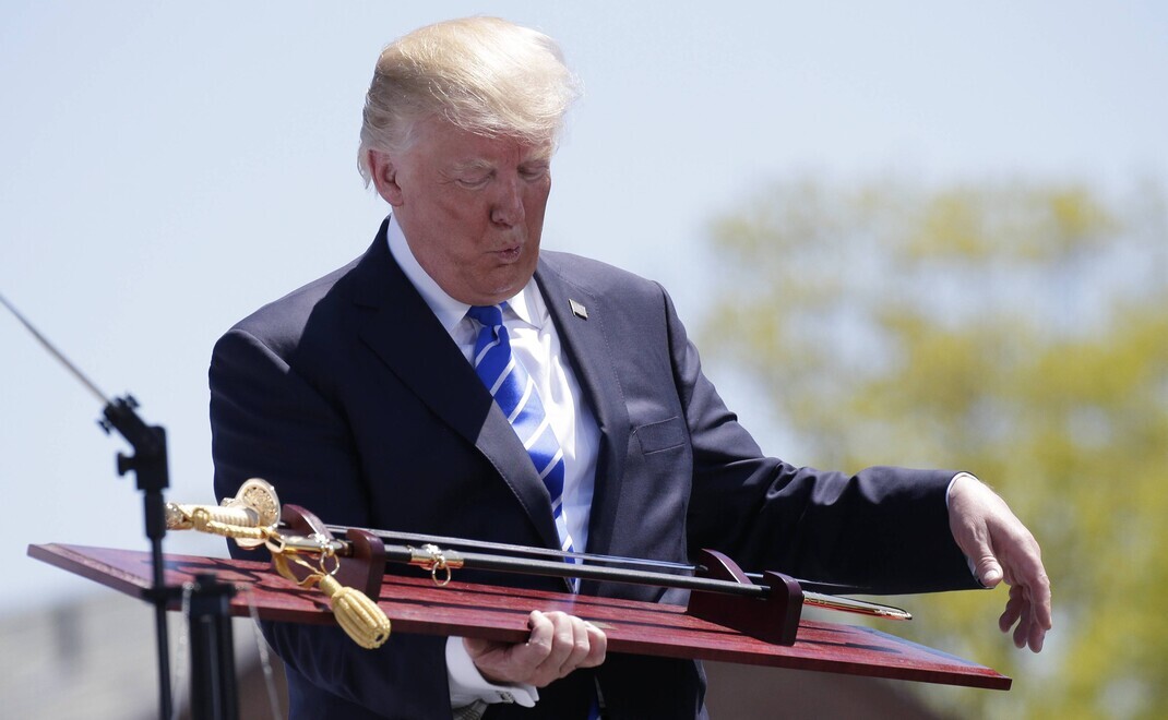 US-Präsident Donald Trump mit einem zeremoniellen Säbel