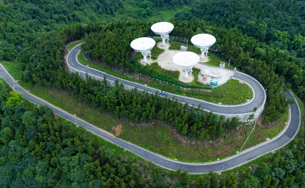 Vier Radarschüsseln sind in den Himmel gerichtet. Ob die Anlagen auch Marktsignale von Small und Mid Caps empfangen, die oftmals unter dem Radar fliegen?