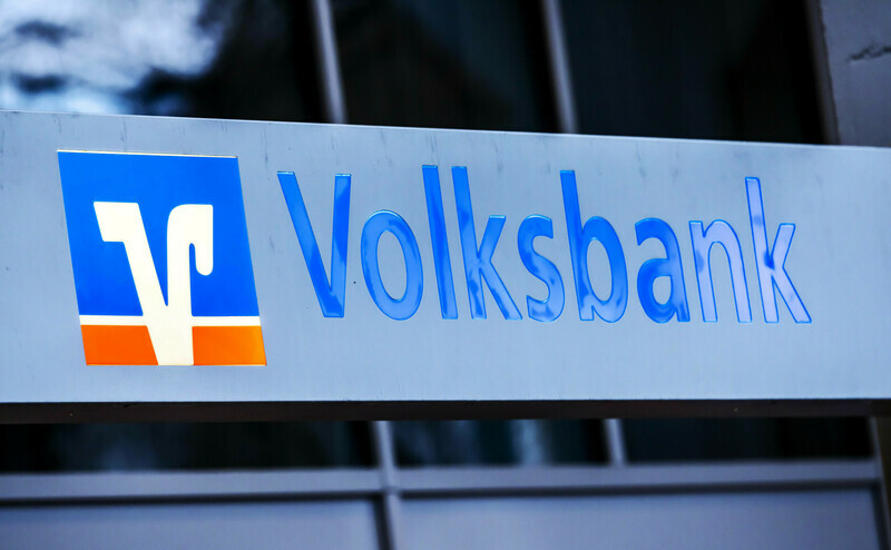 Volksbank-Logo: Die meine Volksbank Raiffeisenbank Rosenheim und Laiqon haben ein Joint Venture gegründet, um ihre Kompetenzen im Wealth Management zu bündeln. | © imago images/Arnulf Hettrich