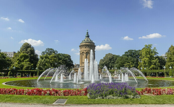 Wasserspiele vor dem Wasserturm in Mannheim