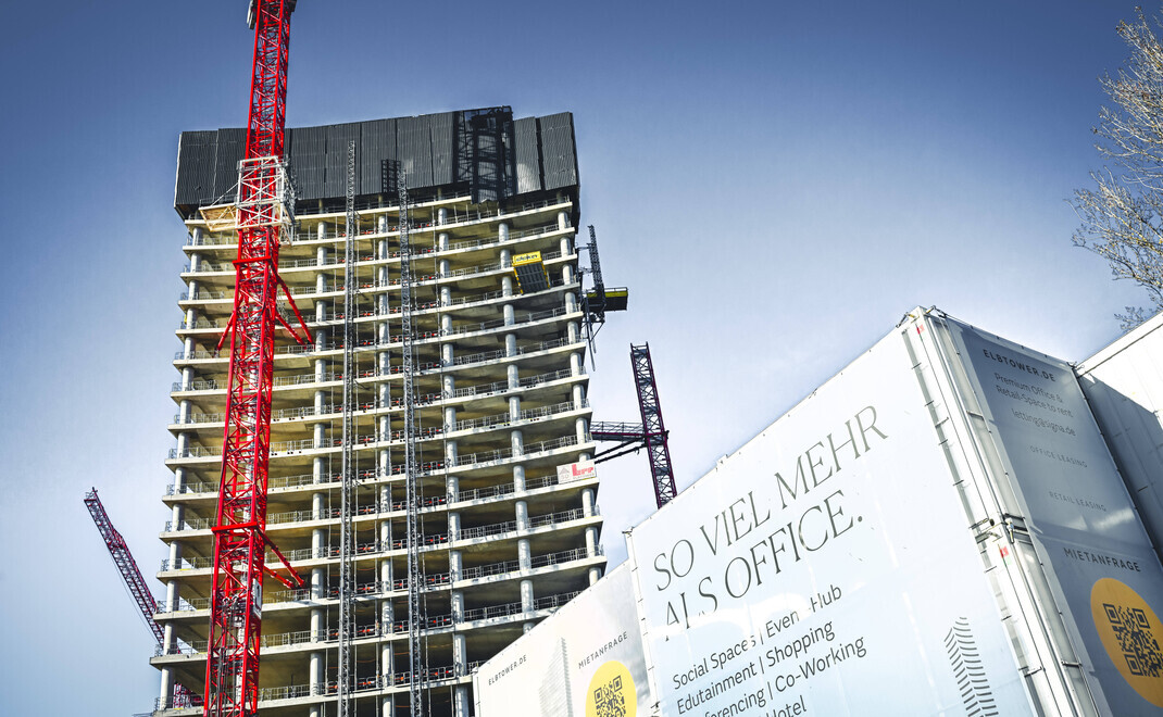 Werbung an der Baustelle des Elbtowers vor dem bisher unvollendeten Rohbau: Ein Hamburger Unternehmer möchte mit einem Konsortium den Wolkenkratzer fertigstellen – und wohl auch den Weg für ein Museum statt nur Büroflächen freimachen.
