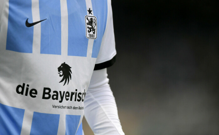 Werbung des Versicherers die Bayerische auf dem Trikot von 1860 München: Das Sicherungsvermögen des Versicherers ist „light green“. | © Imago Images / MIS