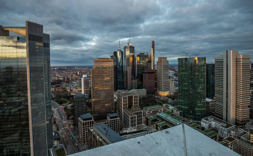 Wolken über dem Frankfurter Bankenviertel