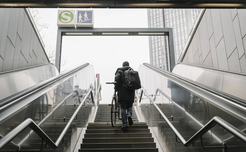 Ein Geschäftsmann verlässt eine S-Bahn-Station in Frankfurt am Main: Wie Family Officer vergütet werden und wie viele Urlaubstage erhalten, liegt meist eher im Dunkeln. Eine Umfrage soll etwas Klarheit verschaffen.